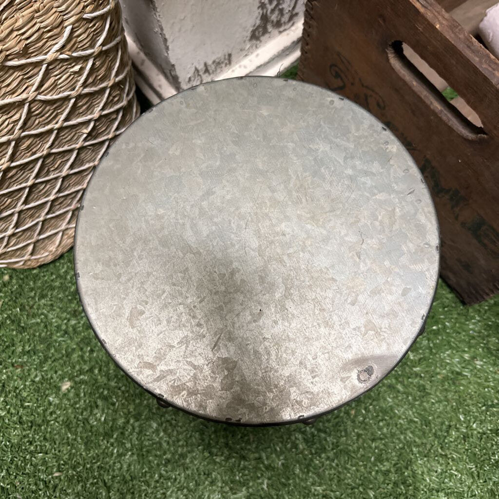 METAL MILKING STOOL