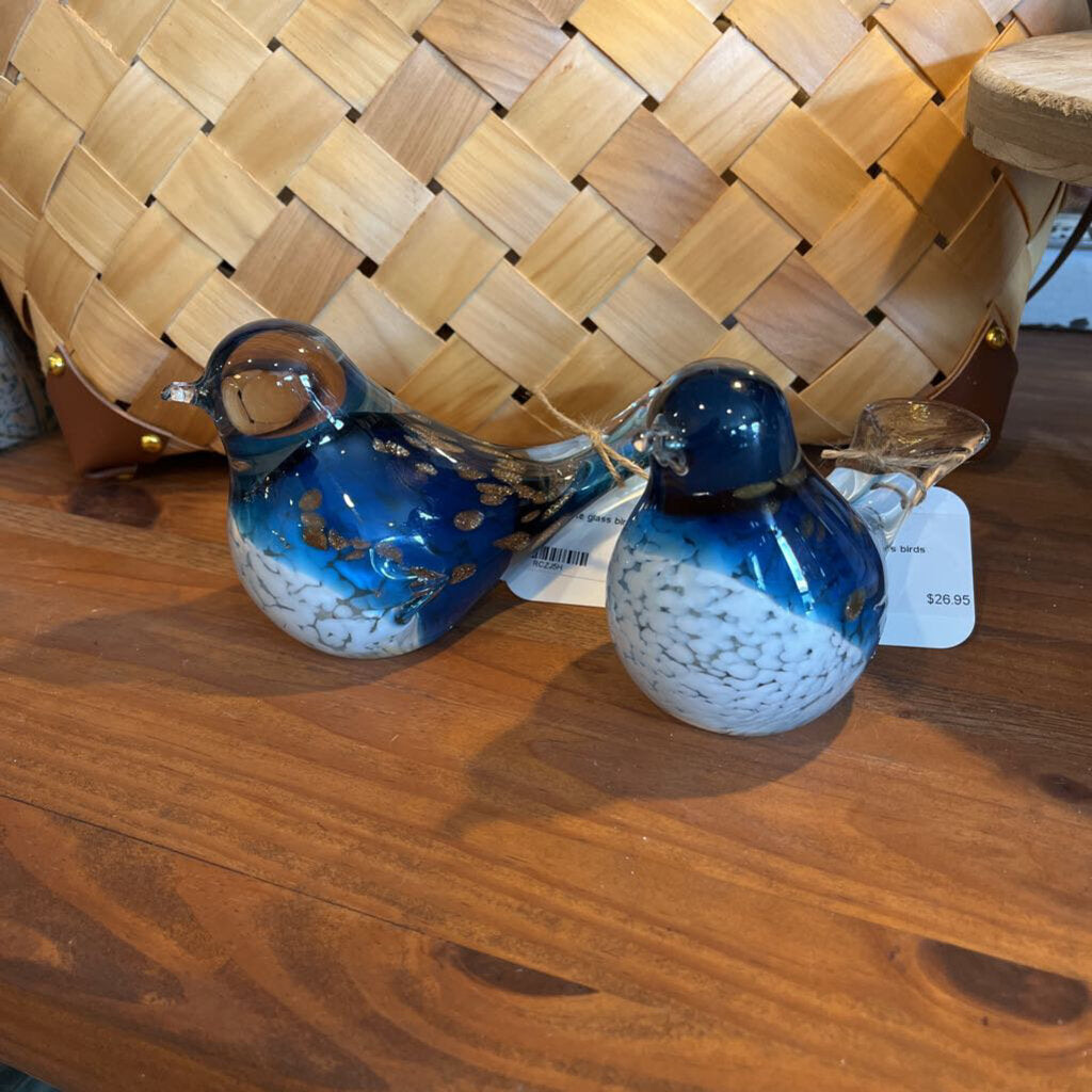 Pájaros de cristal azul y blanco.