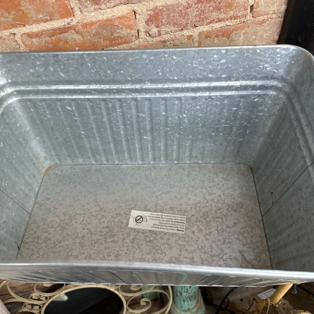 METAL COOLER TUB WITH BOTTLE OPENER